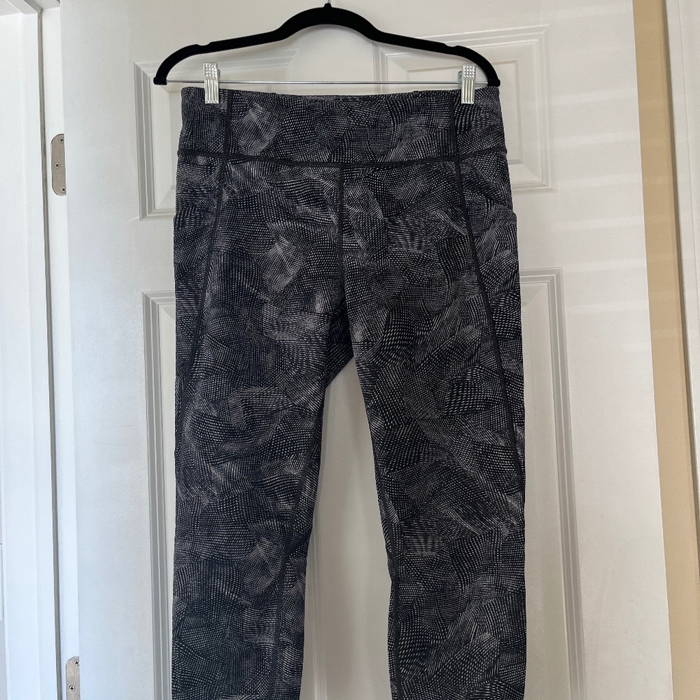 Silver and Black Print Lululemon Cropped Leggings Size 12